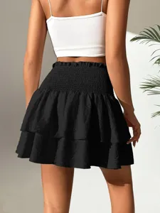 Mini-jupe noire à volants taille haute, vue arrière montrant la ceinture smockée et les plis.