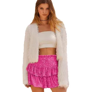 Modischer europäischer und amerikanischer Pailletten-Miniskirt-Look mit flauschiger Jacke.