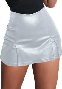 Gedetailleerd overzicht zilveren PU lederen geplooide minirok, metallic glanzende korte damesrok.