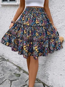 Dettaglio di minigonna svasata con volant floreali, perfetto stile boho estivo casual.