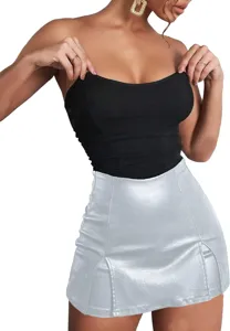 Stijlvolle zwarte strapless top gecombineerd met een zilveren PU lederen minirok voor dames.