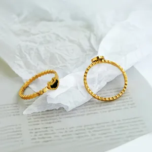 Bague minimaliste en acier titane plaqué or 18K avec un petit charm Ruyi Lock