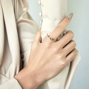 Bague vague Ruyi lock plaquée or 18K élégante pour femme sur main