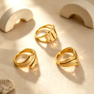 Primer plano de anillos vintage chapados en oro con acabado de purpurina arenada texturizada