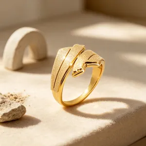 Vista detallada de anillo vintage de acero titanio bañado en oro con textura de arena mate