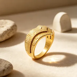 Primer plano de anillo vintage chapado en oro con acabado de purpurina arenada y diseño