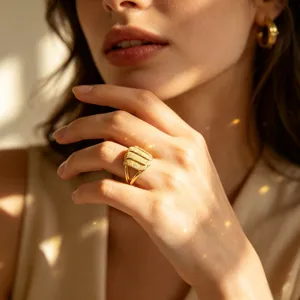 Primer plano de un anillo vintage chapado en oro con textura arenada y acabado mate