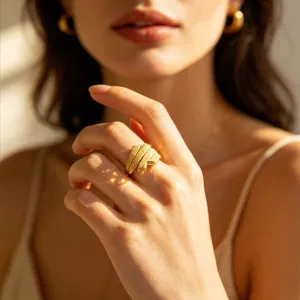 Vista de cerca de un anillo retro chapado en oro con textura de brillo esmerilado