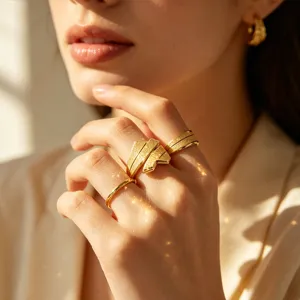 Detalle de un anillo retro chapado en oro con textura de purpurina mate y forma irregular