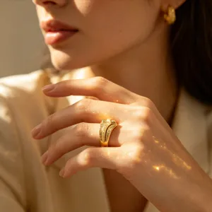 Detalle de anillo vintage bañado en oro con textura arenada mate bajo la luz del sol