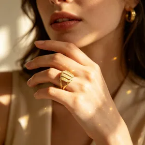 Elegante anillo vintage chapado en oro con acabado mate irregular y textura arena