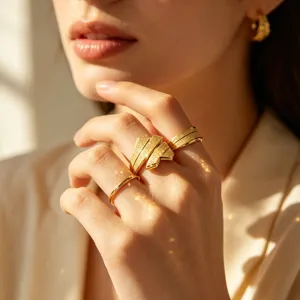 Anillos vintage de acero de titanio bañados en oro mate con diseño geométrico