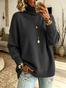 Vue détaillée d'un pull col roulé gris foncé confortable, texture douce et chic.