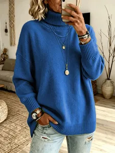 Détail d'un pull à col roulé uni et décontracté avec une texture douce et confortable.