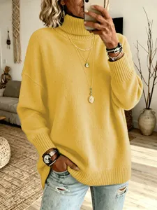 Gros plan détaillé du pull col roulé jaune confortable avec texture de tricot douce et style.
