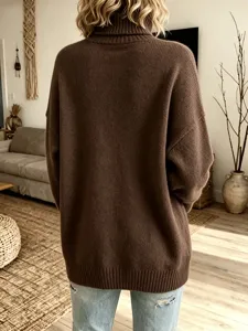 Vue arrière détaillée du pull col roulé marron ample et douillet mettant en valeur la maille.