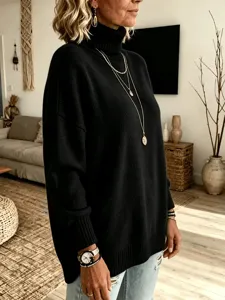 Détail d'un élégant pull noir douillet à col roulé porté par un mannequin en salon.
