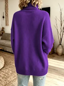 Vue détaillée d'un pull en tricot violet ample à col roulé, idéal pour l'automne et l'hiver.
