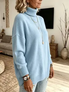 Détail de pull oversized col roulé bleu clair confortable, douce mode femme automne.