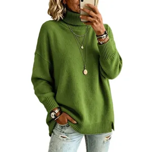 Pull col roulé vert pour femme, pull en tricot ample à manches longues et fentes latérales.