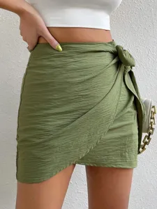 Minifalda cruzada verde oliva de talle alto, falda corta asimétrica casual de playa.