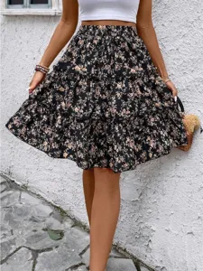Vista di dettaglio della gonna estiva floreale da donna con volant casual e stampa chic.