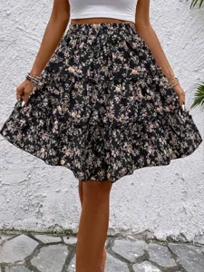Dettaglio minigonna estiva a volant con stampa floreale, con design elegante e vita elastica.