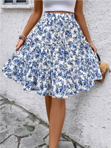 Vista dettagliata della gonna a balze estiva da donna con stampa floreale blu e vita alta.