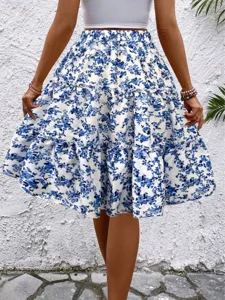 Vista di dettaglio della gonna midi a balze floreale blu e bianca estiva, stile casual chic.