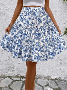 Dettaglio della gonna a balze floreale blu e bianca con coulisse, capo estivo.