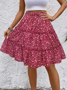 Dettaglio gonna estiva rossa a fiori da donna, stile boho casual con vita elastica comoda.