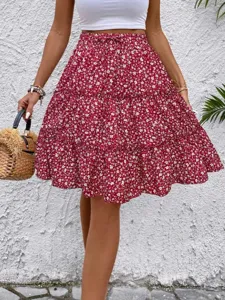 Dettaglio della gonna a balze con stampa floreale rossa e coulisse in vita per stile estivo.