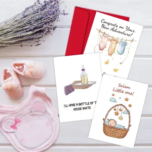 Set van drie grappige Engelse babywenskaarten met een rode envelop op hout