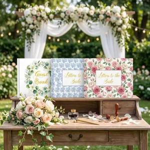 Dettaglio di libri degli ospiti per matrimonio con eleganti scritte dorate