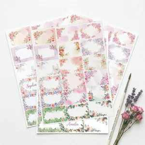 Primer plano de etiquetas de nombre de flores en acuarela con varios patrones florales