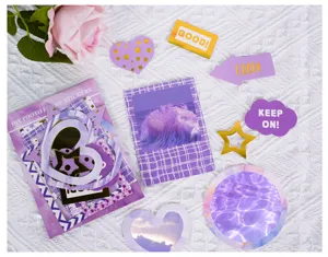 Primer plano de pegatinas de fotos DIY moradas y elementos decorativos de scrapbooking