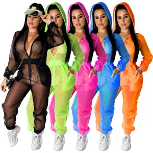 Transparenter Mesh Kapuzen Jumpsuit mit langen Ärmeln und Kordelzug in vielen bunten Farben.