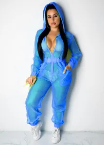 Nahaufnahme des blauen transparenten Kapuzen-Jumpsuits aus Mesh mit Frontreißverschluss.