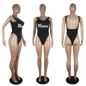 Schicker schwarzer Badeanzug mit Miami-Buchstabenprint und sexy rückenfreiem Design.