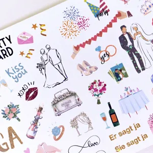 Gedetailleerde weergave van trouwstickers met Duitse tekst Er sagt ja en glitter
