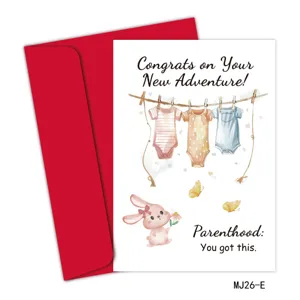 Nieuwe baby wenskaart met rode envelop en schattige konijn en rompertjes illustratie