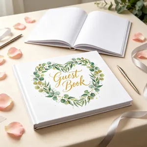 Dettaglio dell'elegante libro degli ospiti per matrimonio con ghirlanda di eucalipto