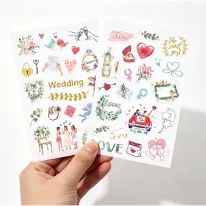 Dichtbij van holografische bruiloft stickers met liefdesthema's voor DIY plakboeken