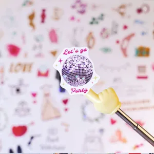 Macro-weergave van Let's go Party discobal sticker voor creatieve bruiloft scrapbook