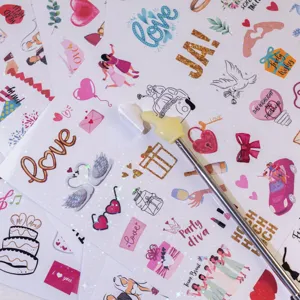 Detailopname van het losmaken van een Duitse bruiloftssticker van een decoratievel