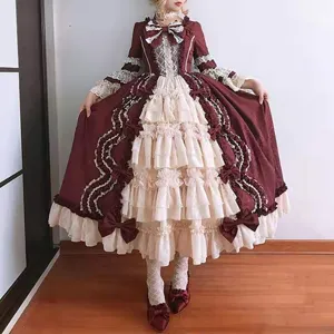 Λεπτομερής όψη vintage Lolita φόρεμα με πλούσια βολάν, δαντελωτές λεπτομέρειες και φιόγκους.
