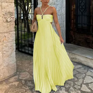Élégante robe longue jaune plissée sans bretelles avec brides licou pour le style.