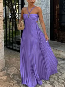 Vue détaillée de la longue robe bustier plissée violette, montrant une texture exquise.