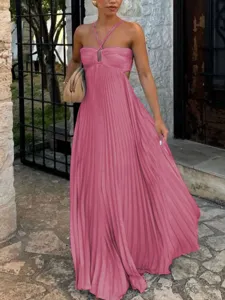 Vue détaillée de la robe longue rose plissée sans bretelles élégante en extérieur.