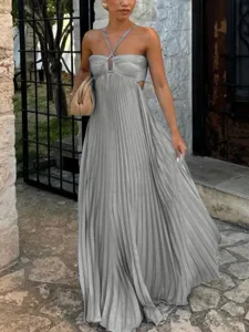 Élégante robe longue grise sans bretelles plissée pour femmes, idéale pour les soirées d'été chic.